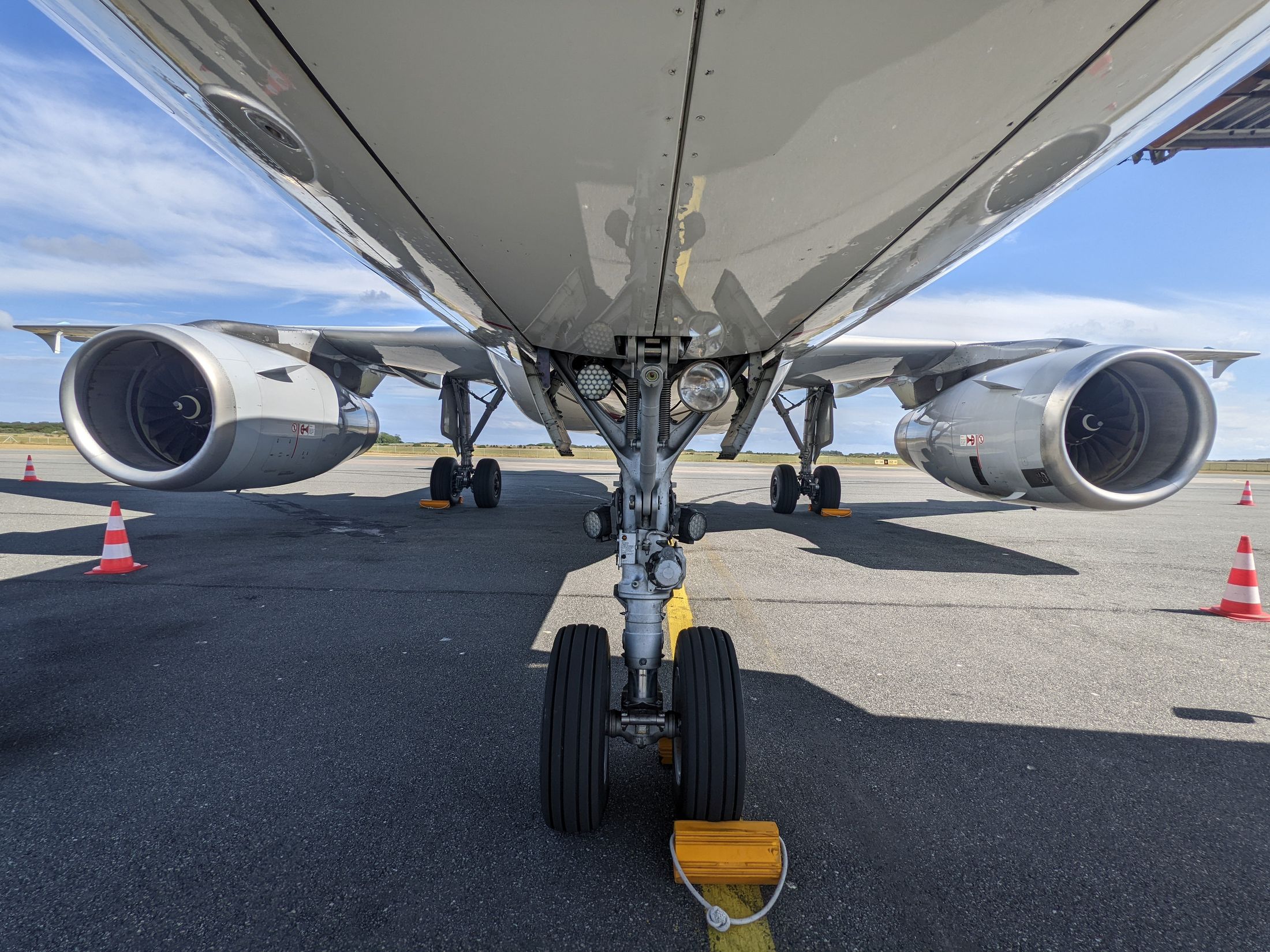 Aircraft landing gear, mechanical interfaces and underwing structure